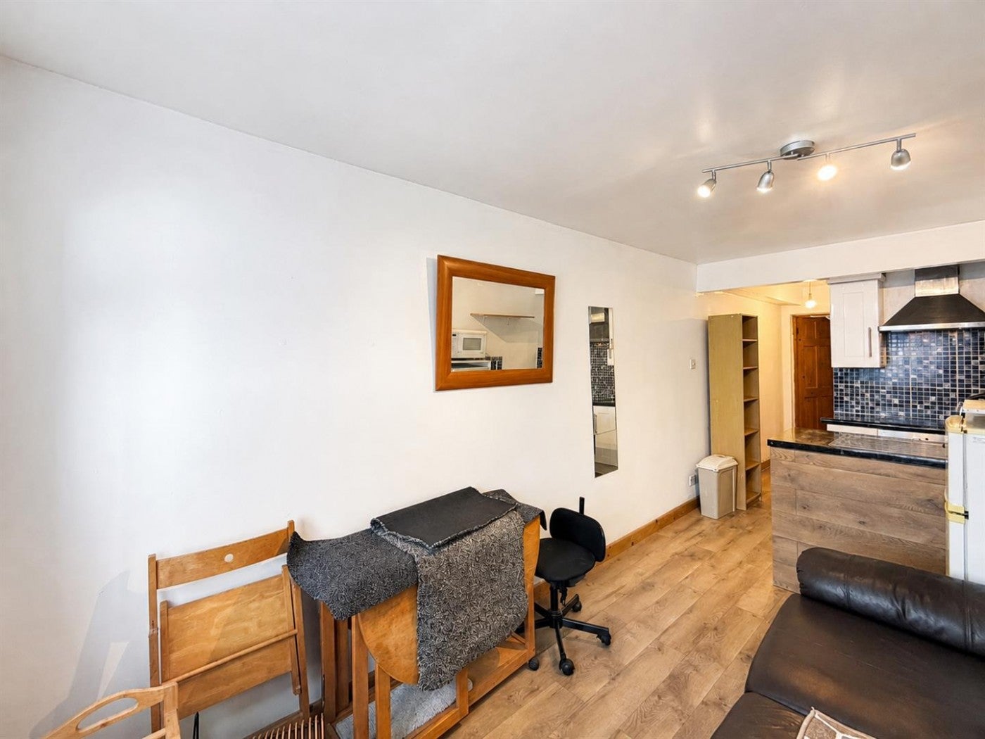 Flat Bulstrode Avenue in Greater London