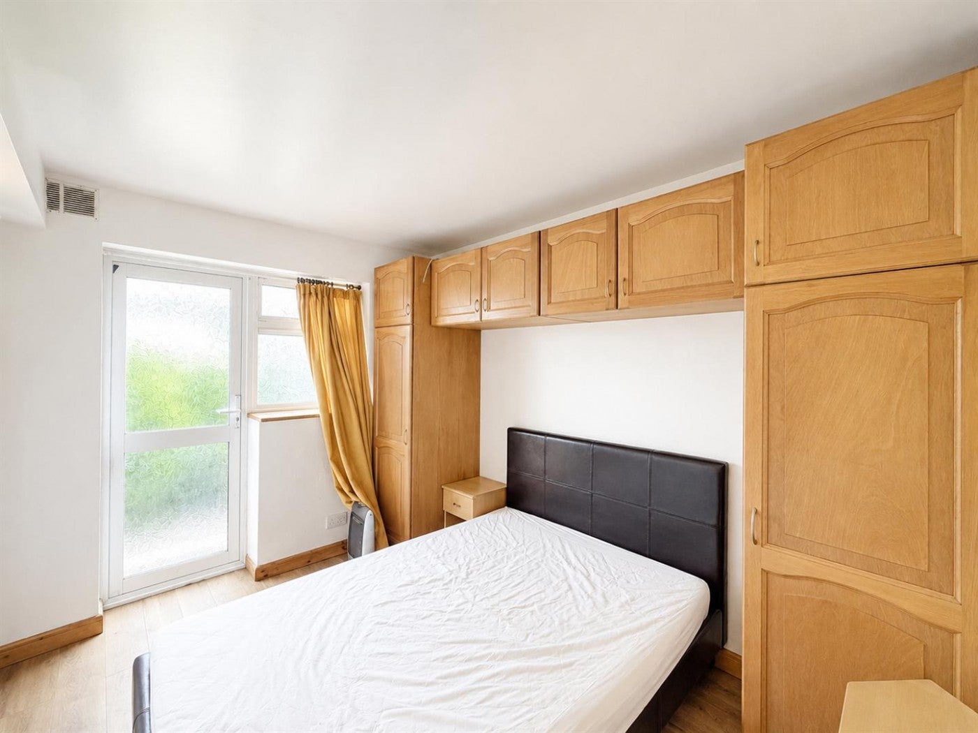 Flat Bulstrode Avenue in Greater London