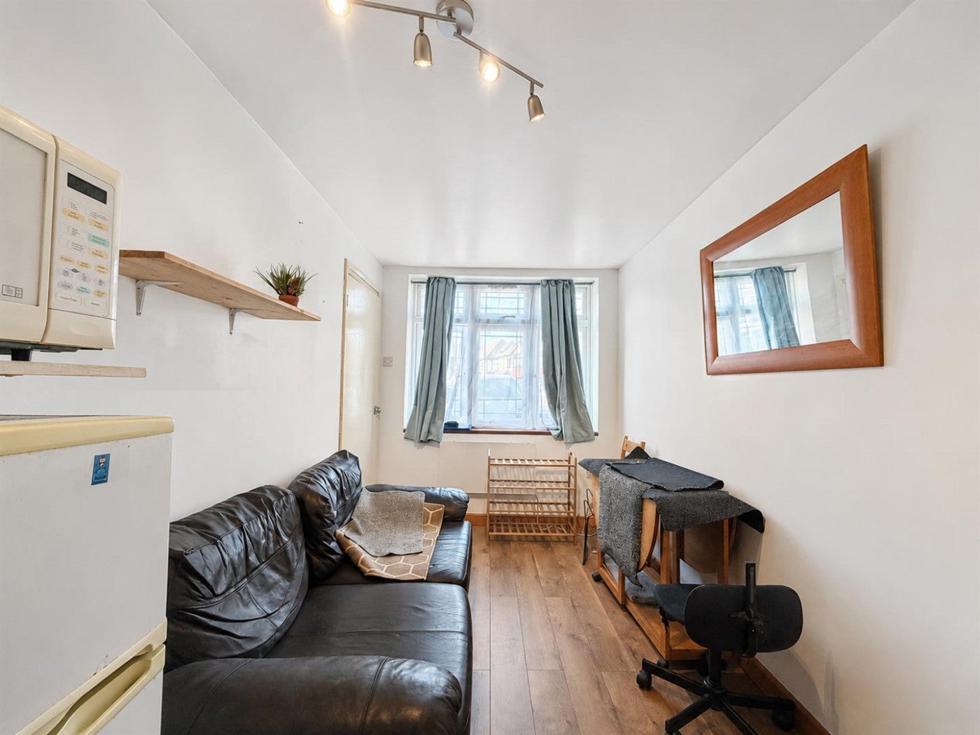 Flat Bulstrode Avenue in Greater London