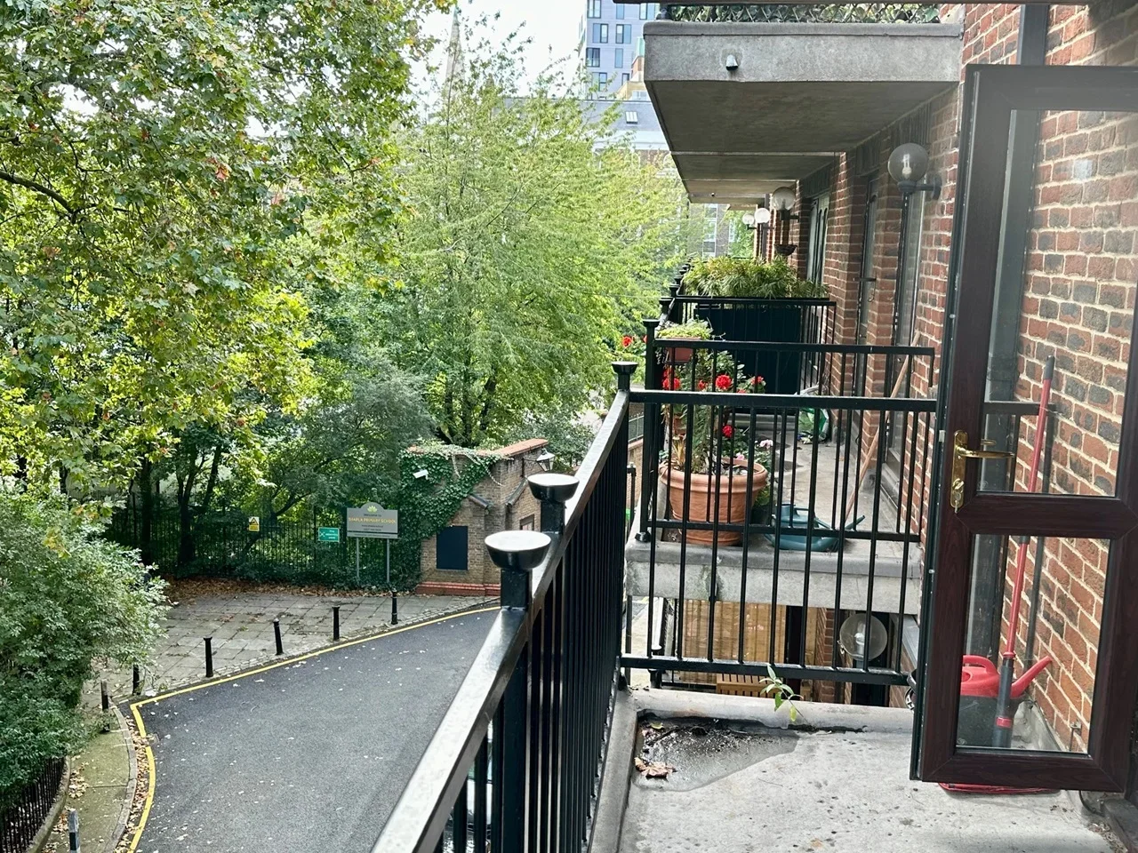 Flat Fletcher Street in Greater London