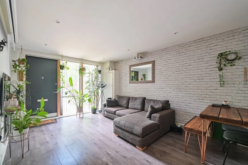 Room Barry Blandford Way in Greater London