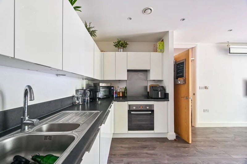 Room Barry Blandford Way in Greater London
