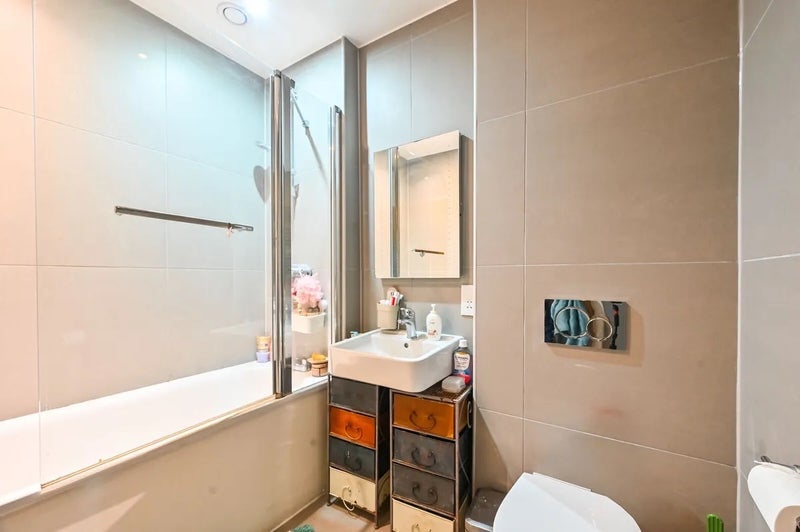 Room Barry Blandford Way in Greater London
