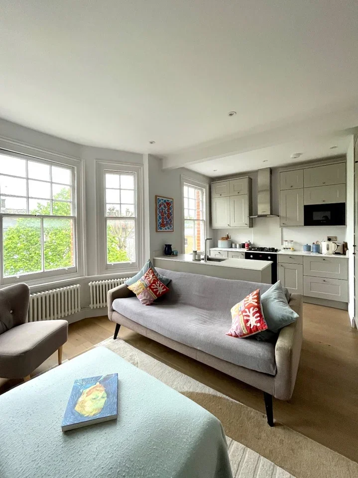 Flat Hackford Road in Greater London