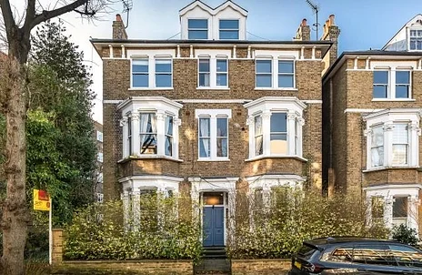 Flat Cardigan Road in Greater London