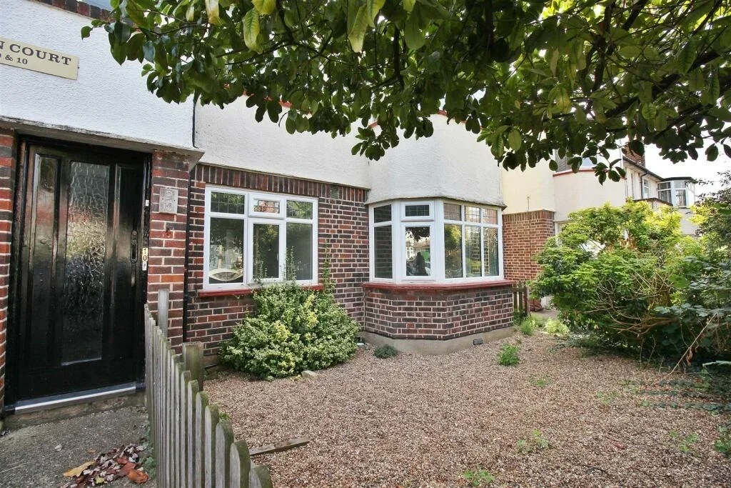 Flat Woodlands Grove in Greater London