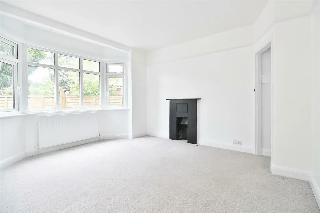 Flat Woodlands Grove in Greater London