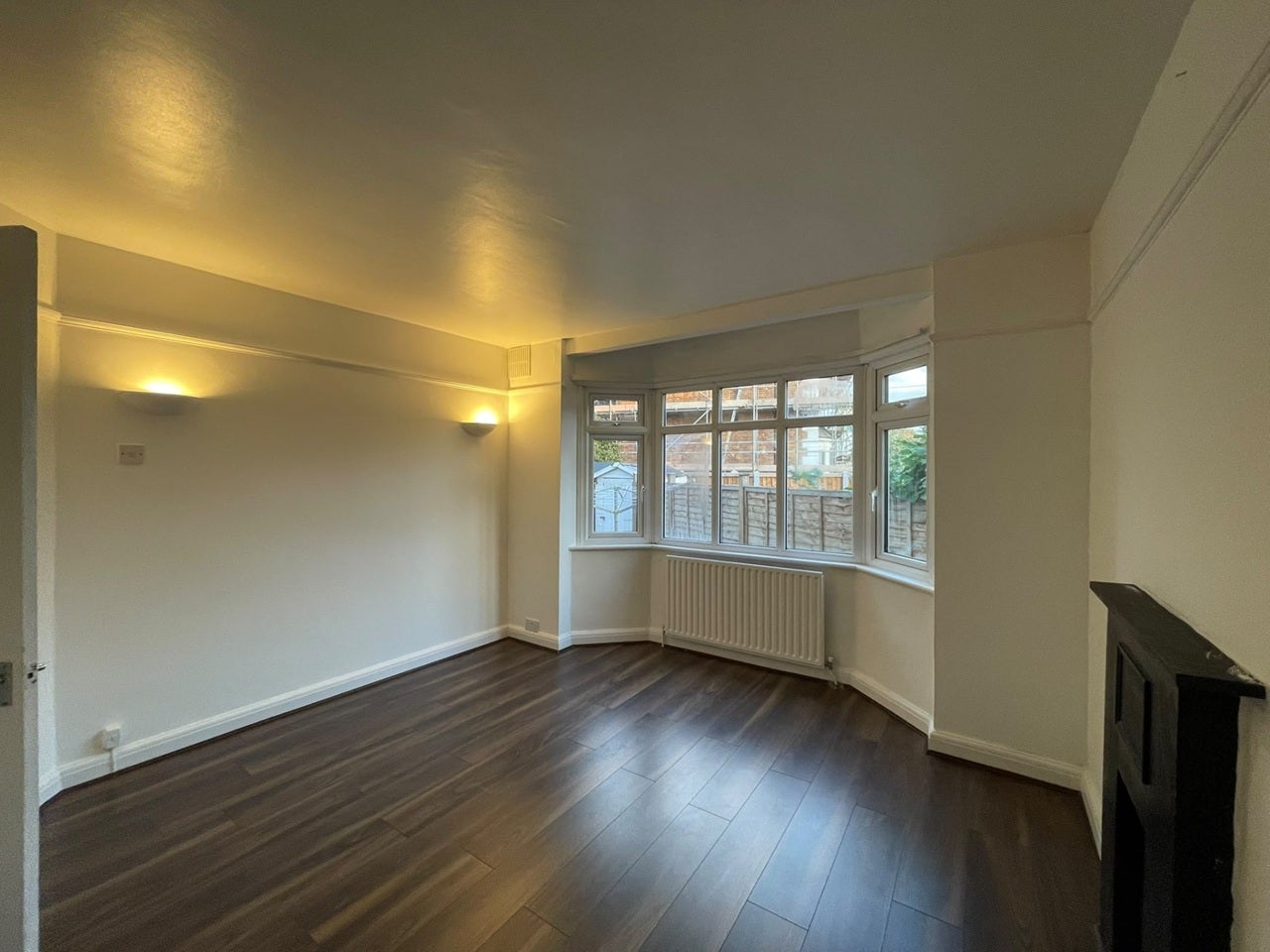 Flat Woodlands Grove in Greater London