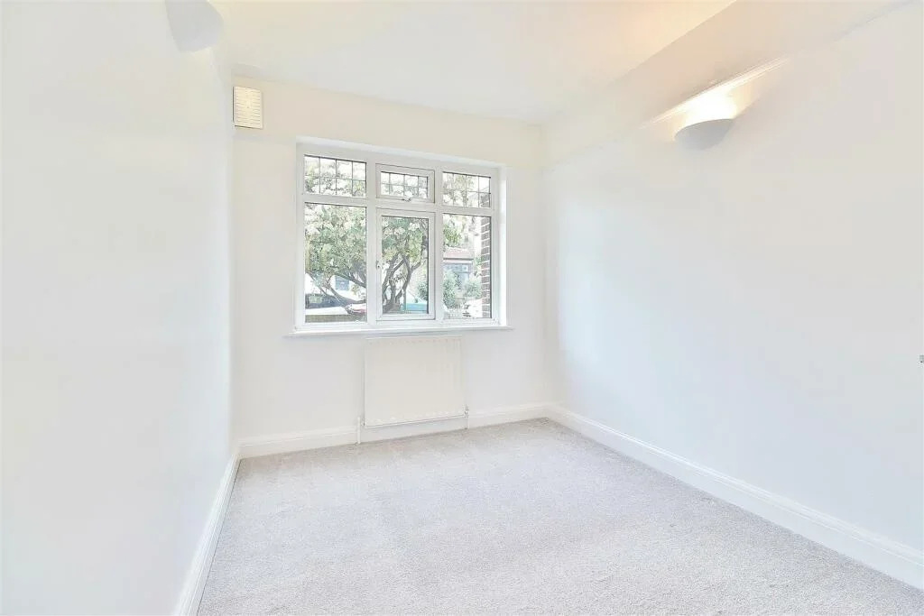 Flat Woodlands Grove in Greater London