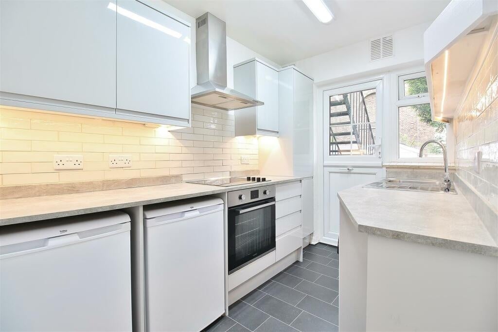 Flat Woodlands Grove in Greater London