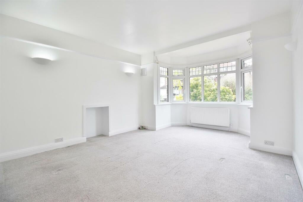 Flat Woodlands Grove in Greater London