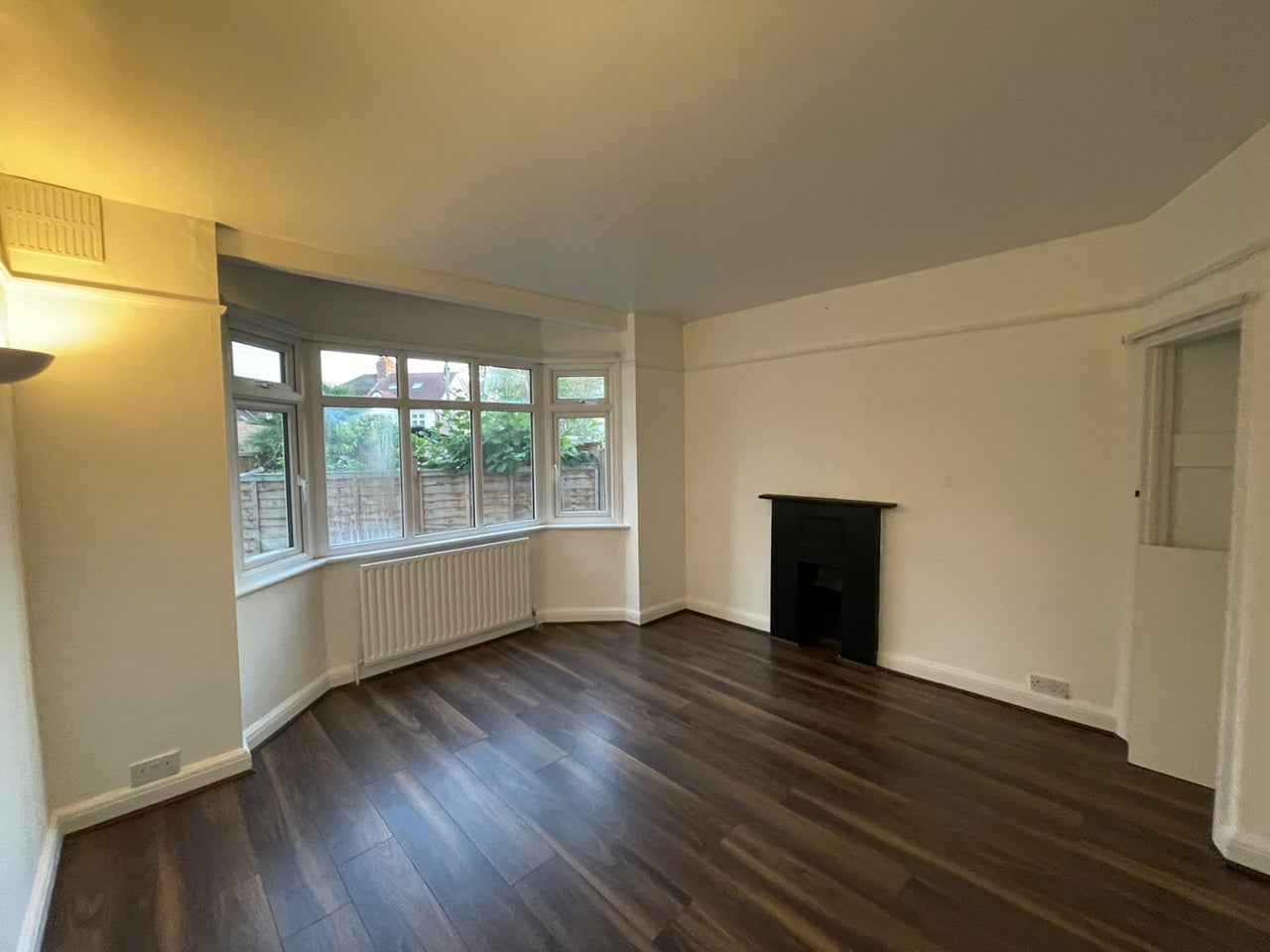 Flat Woodlands Grove in Greater London