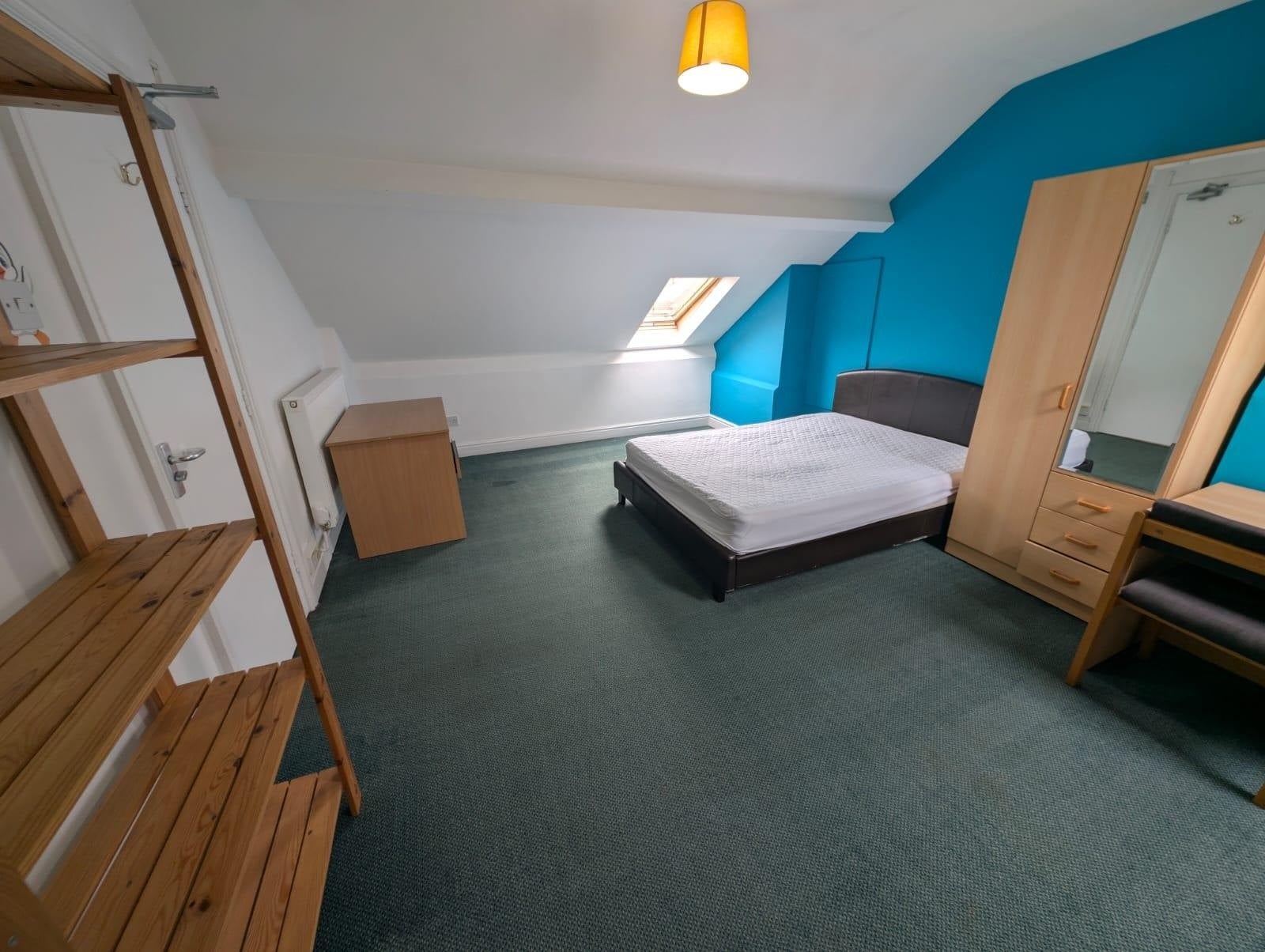 Room West Parade in Lincoln