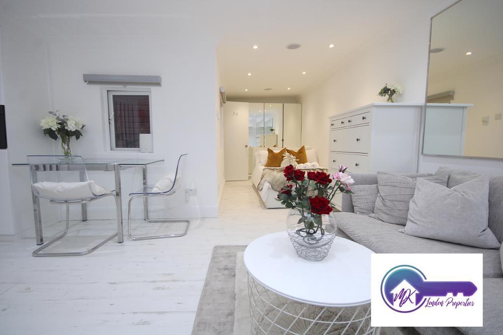 Flat Mortimer Crescent in Greater London