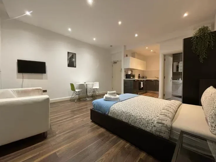 Room Curtain Road in Greater London