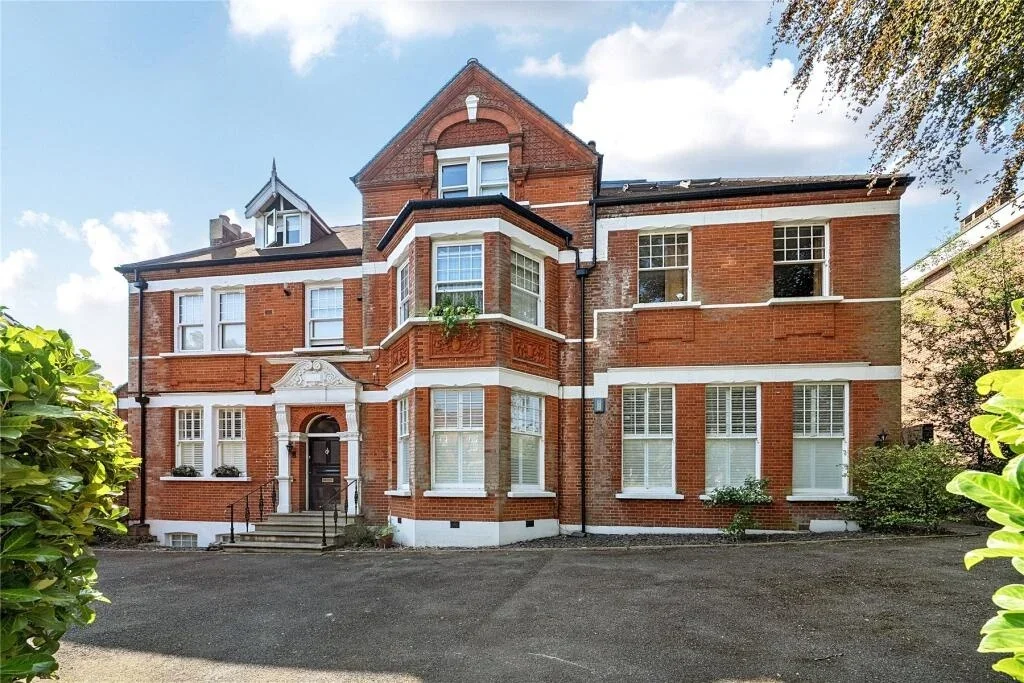 Flat Oaklands Road in Greater London
