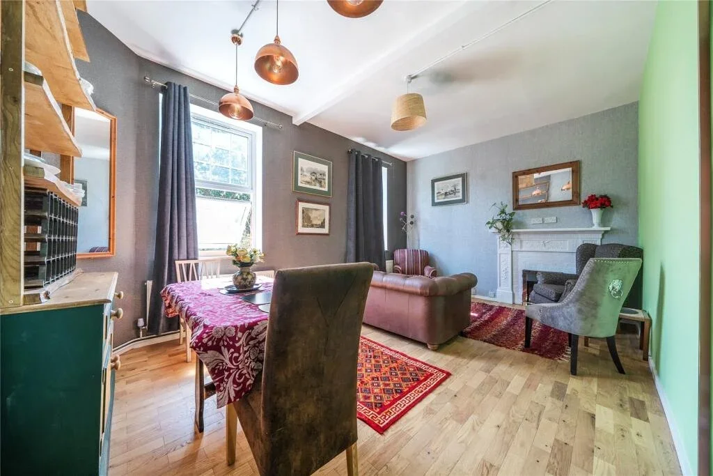Flat Oaklands Road in Greater London