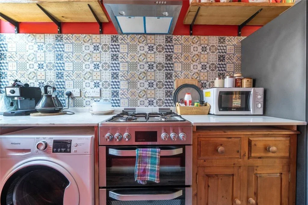 Flat Oaklands Road in Greater London