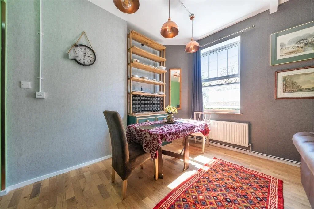 Flat Oaklands Road in Greater London