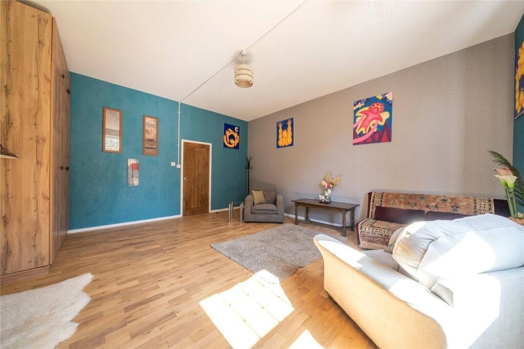 Flat Oaklands Road in Greater London