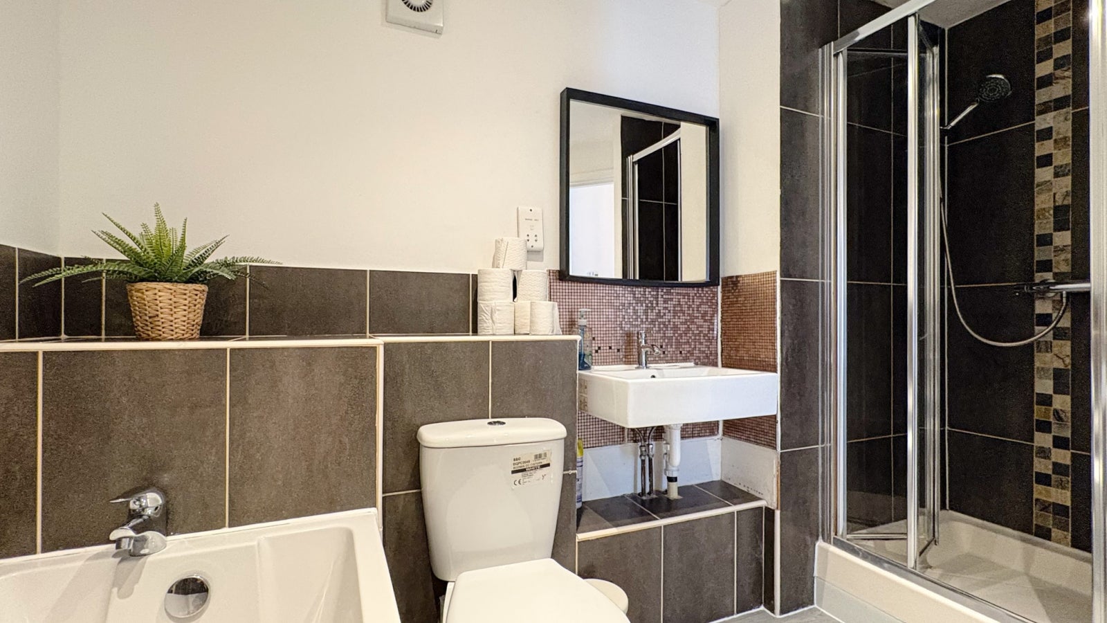 Flat Pelling Street in Greater London
