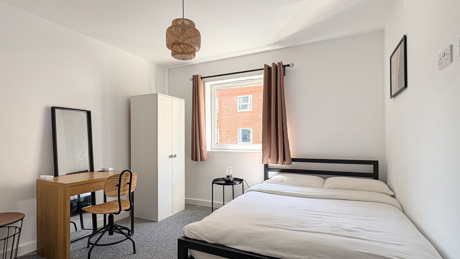 Flat Pelling Street in Greater London