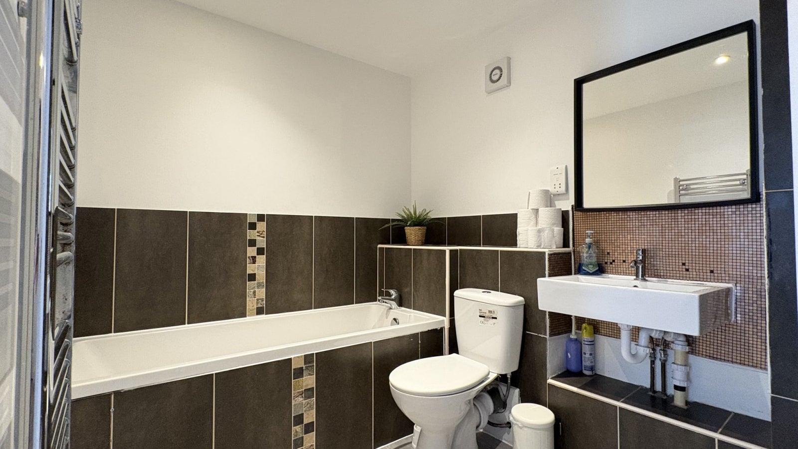 Flat Pelling Street in Greater London
