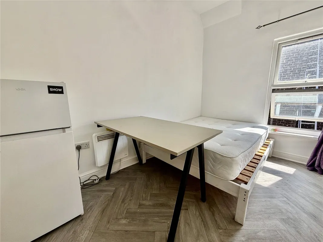 Room Peckham Road in Greater London