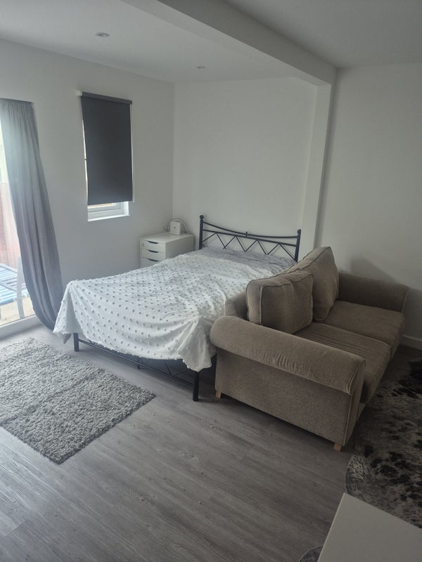 Room Hunter Road in Greater London