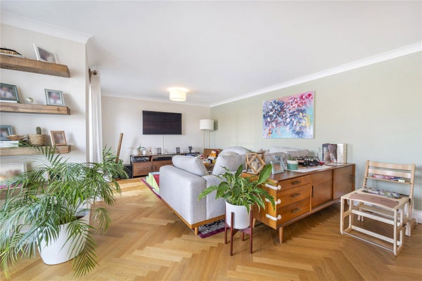Flat Rotherhithe Street in London Borough of Southwark