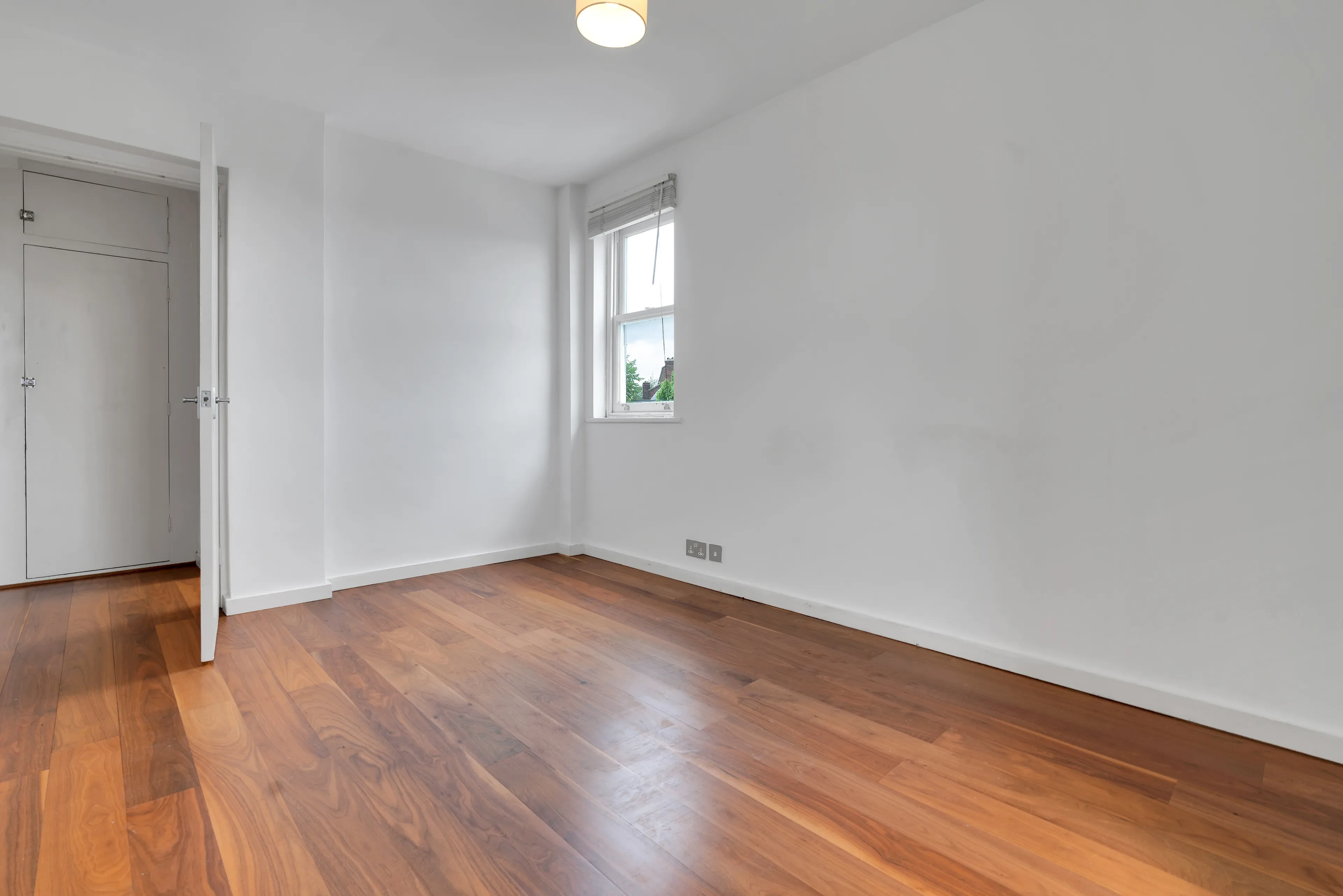 Flat Cross Street in Greater London