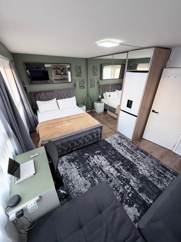 Room Wraxall Road in Greater London