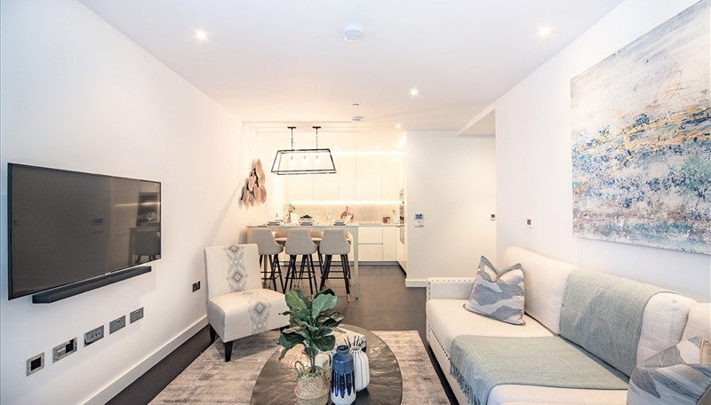 Flat Ponton Road in Greater London