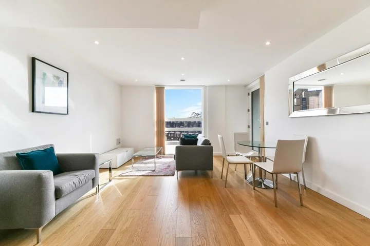 Flat Shepherds Bush Green in Greater London