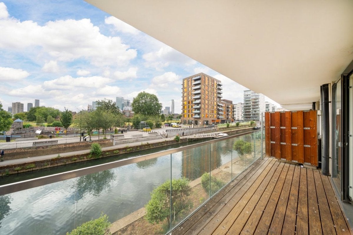 Flat Thomas Road in Greater London