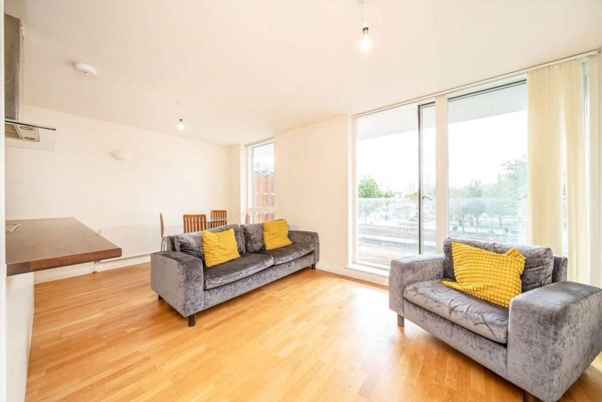 Flat Thomas Road in Greater London
