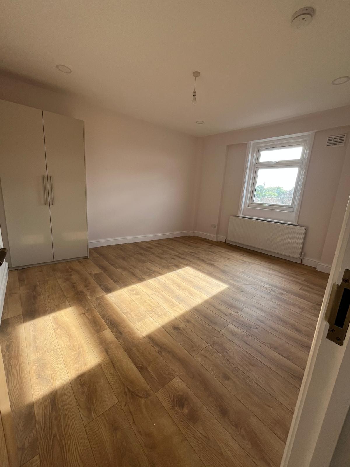 Flat Kensington Avenue in Greater London