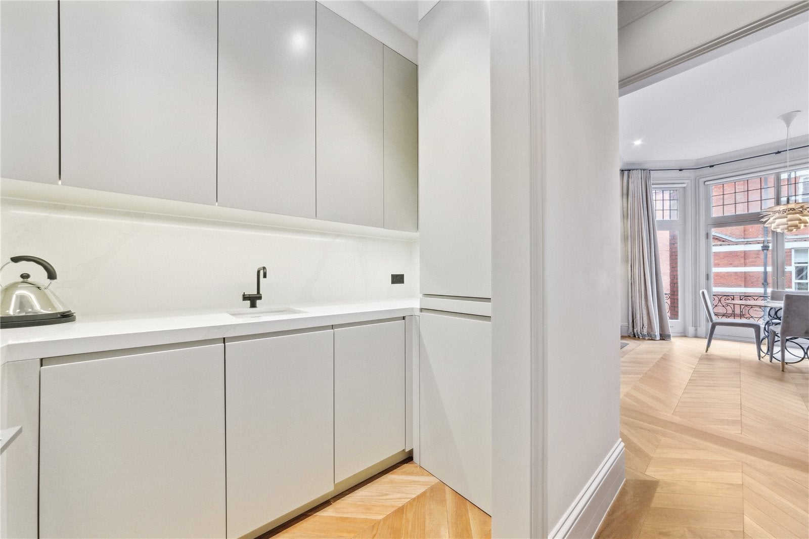 Flat Egerton Gardens in Greater London