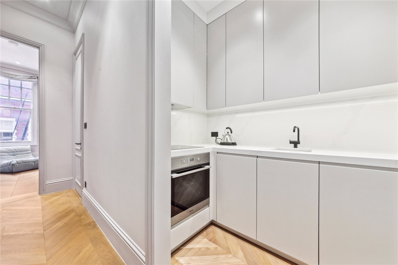 Flat Egerton Gardens in Greater London