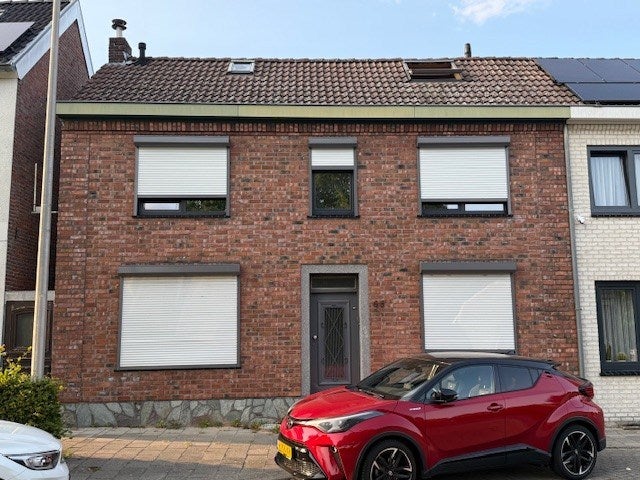 Twee-onder-één-kap te koop: Sint Barbarastraat 68, Heerlen