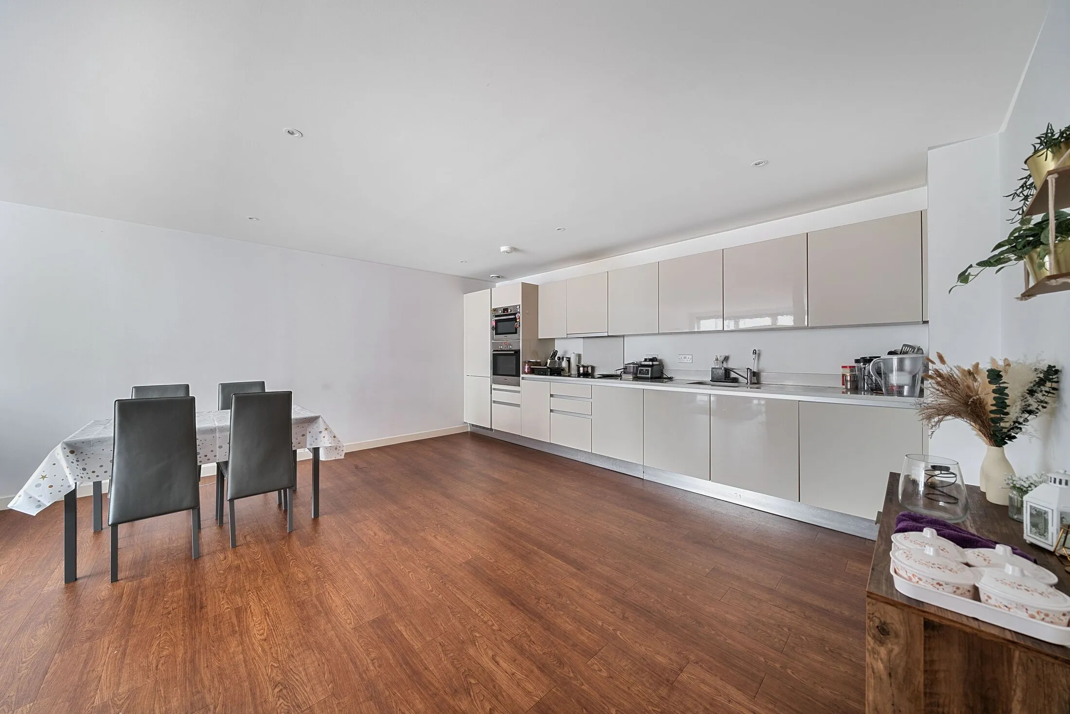 Flat Unwin Way in Greater London