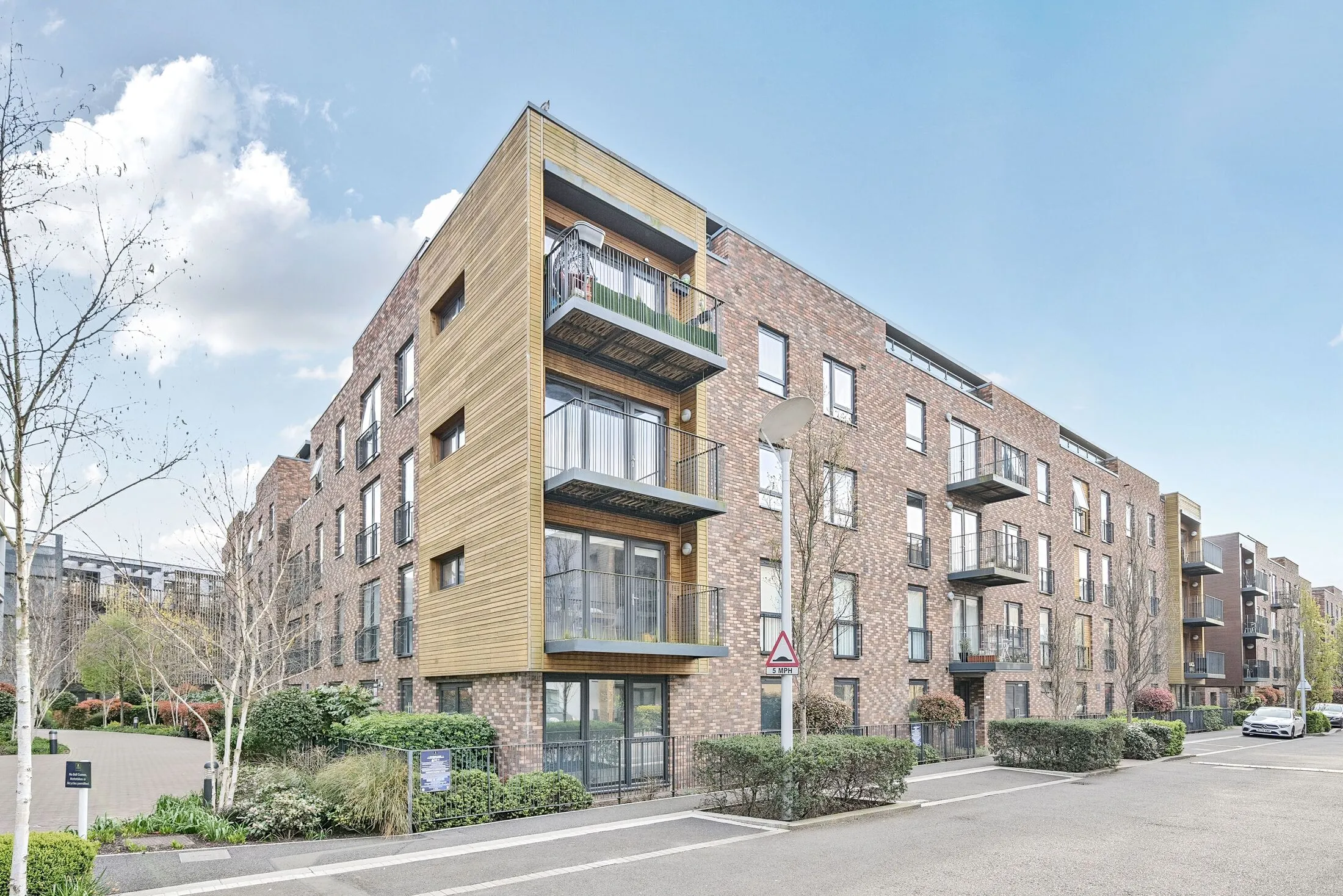Flat Unwin Way in Greater London