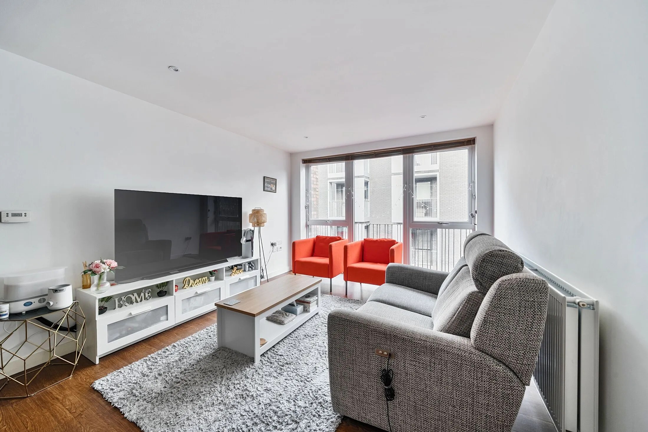 Flat Unwin Way in Greater London