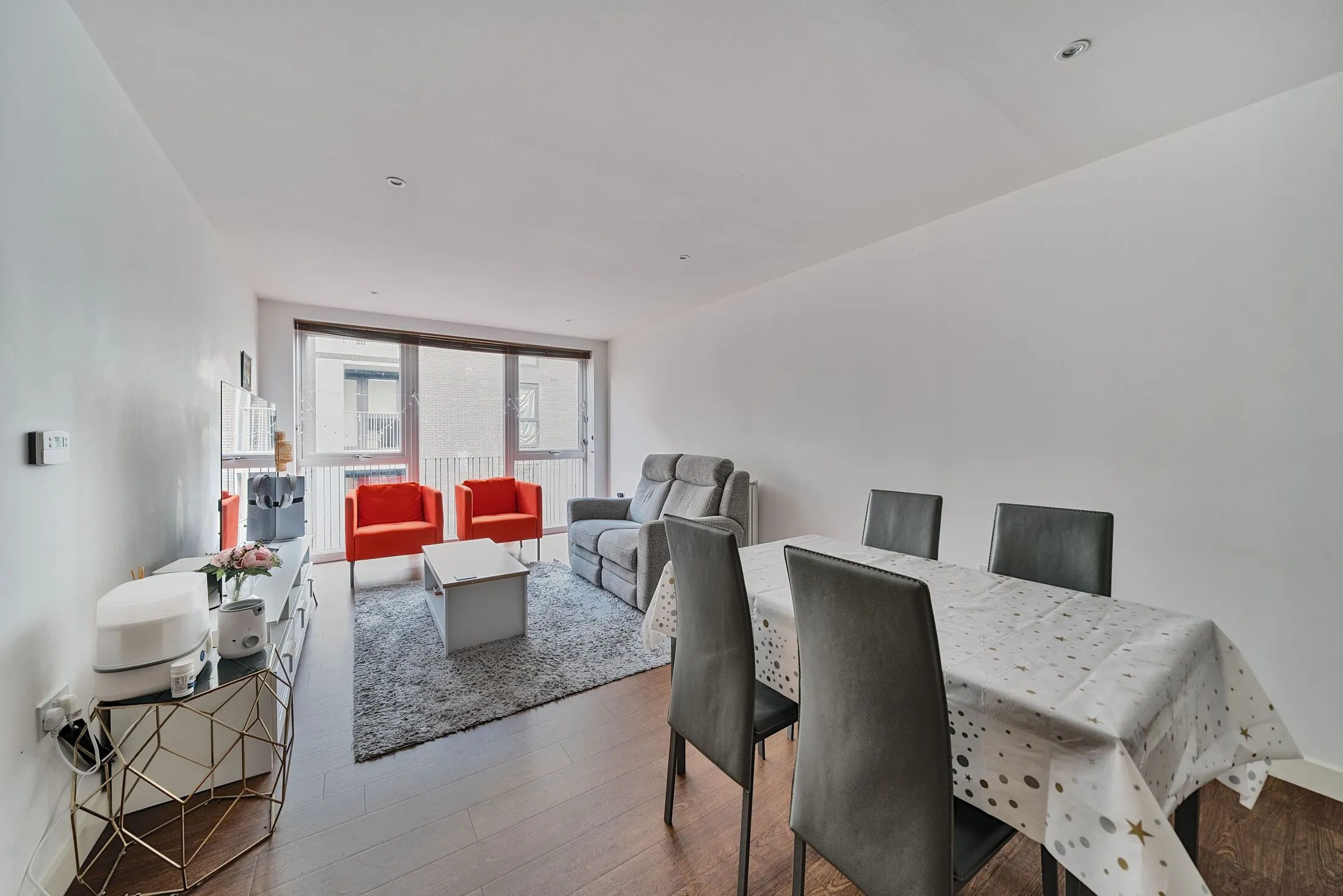 Flat Unwin Way in Greater London