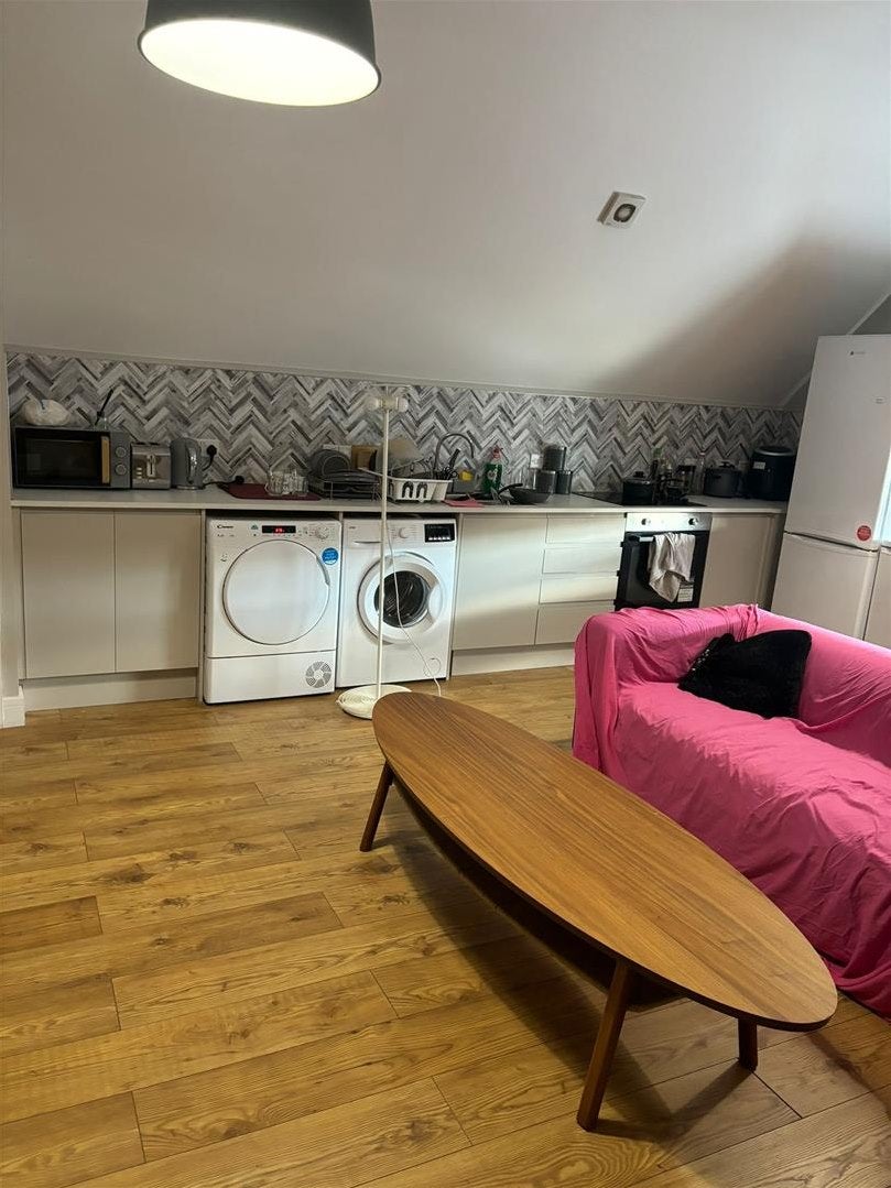 Room Gloucester Road in Patchway