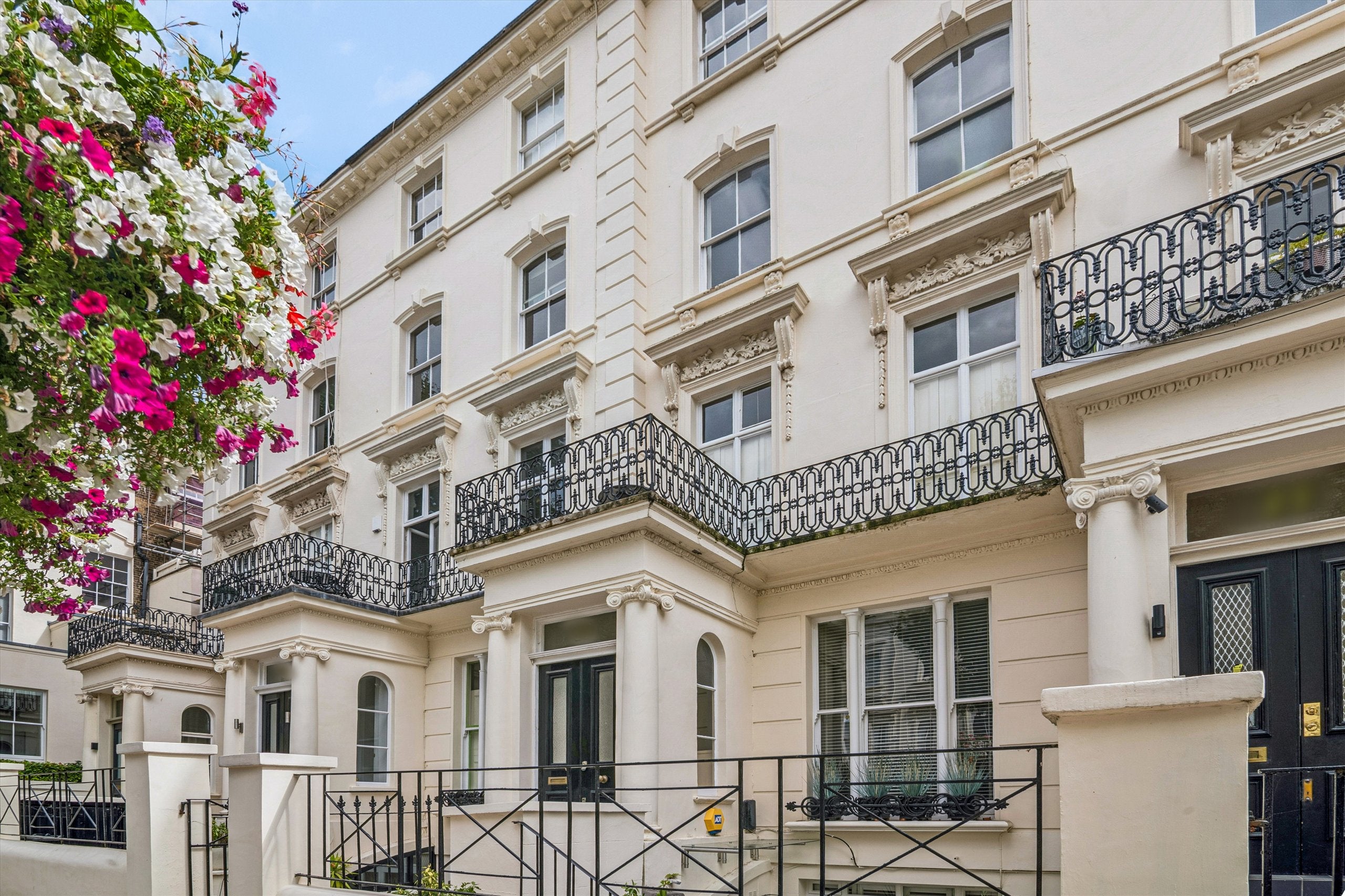 Flat Clarendon Gardens in City of Westminster
