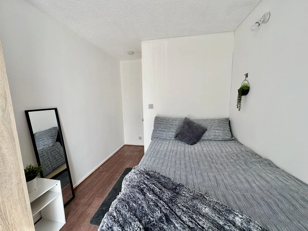 Room Bow Common Lane in Greater London