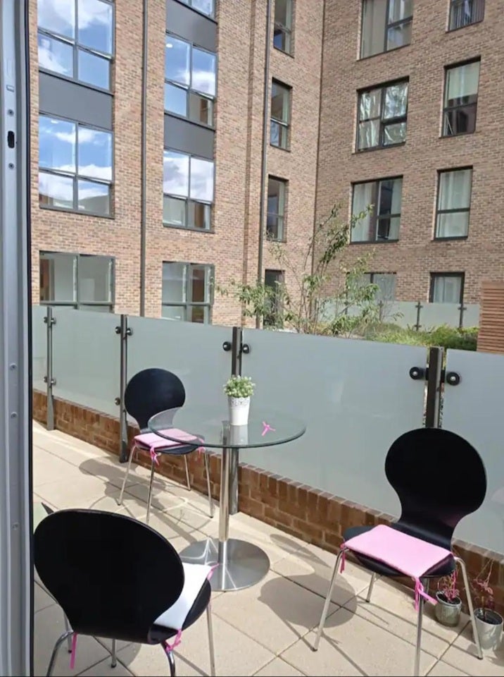 Flat Lismore Boulevard in Greater London