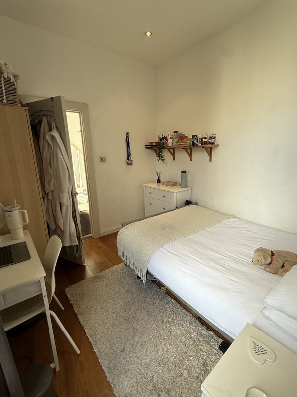 Room Roseneath Road in Greater London