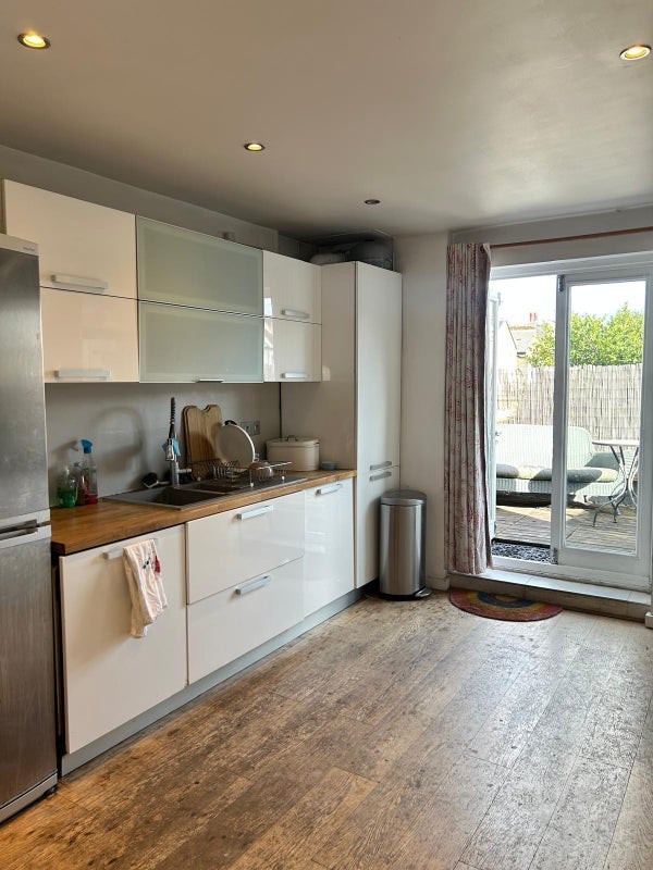 Room Roseneath Road in Greater London